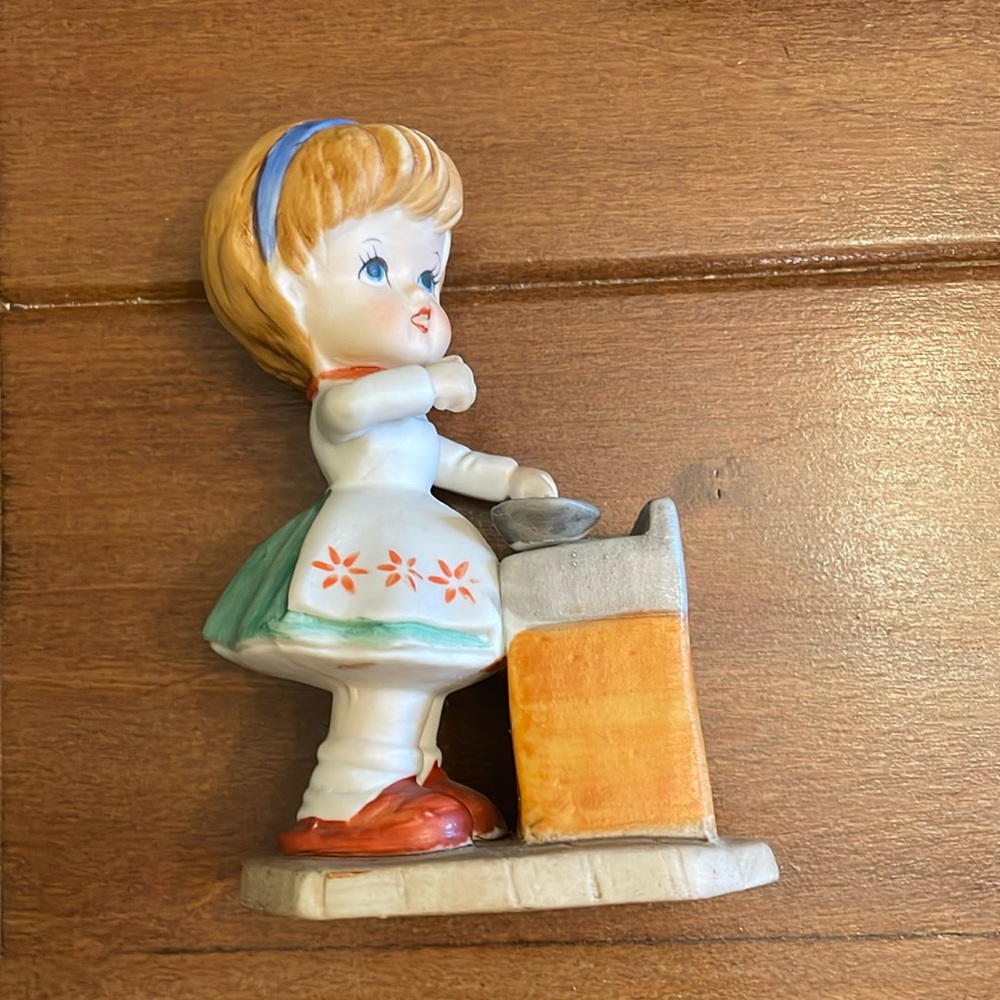 LEGO Tiawain Vintage Girl Cooking Figurine